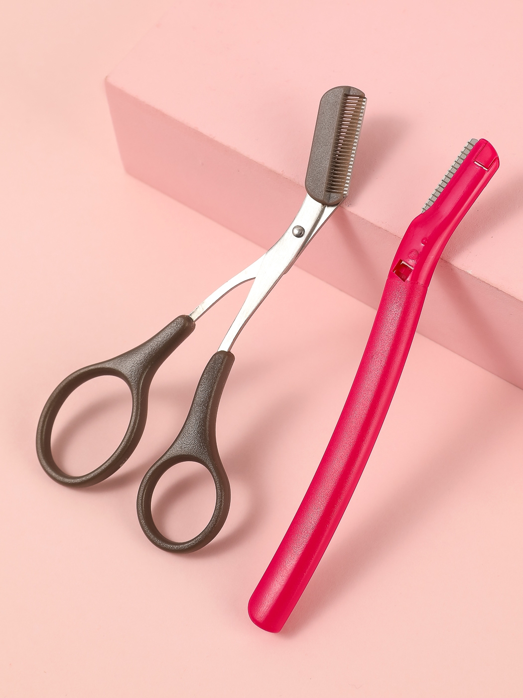 MINISO | Professional Eyebrow Kit (Eyebrow Razor & Eyebrow Scissor with Comb)