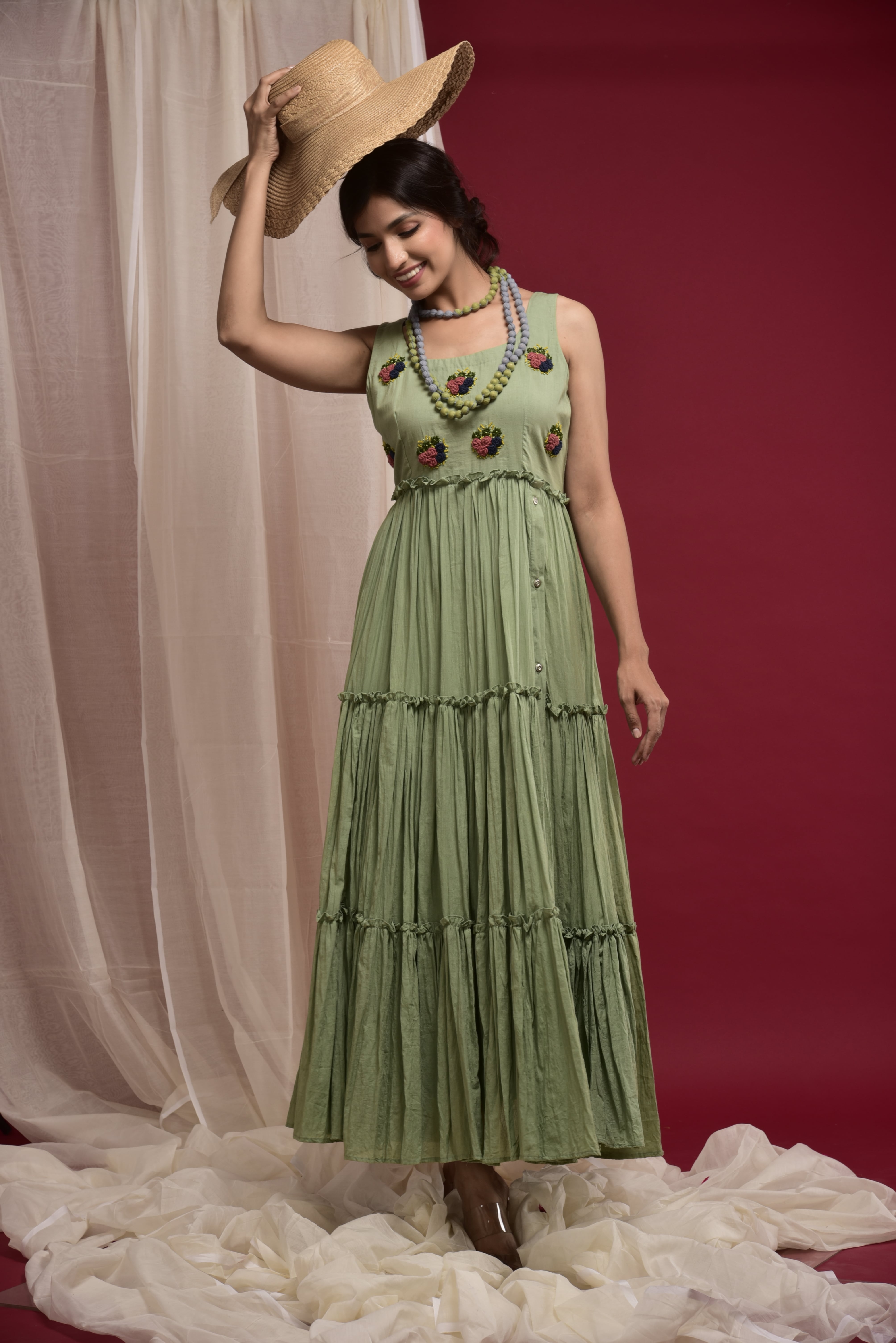 Sleeveless tiered cotton dress with anchor thread embroidary