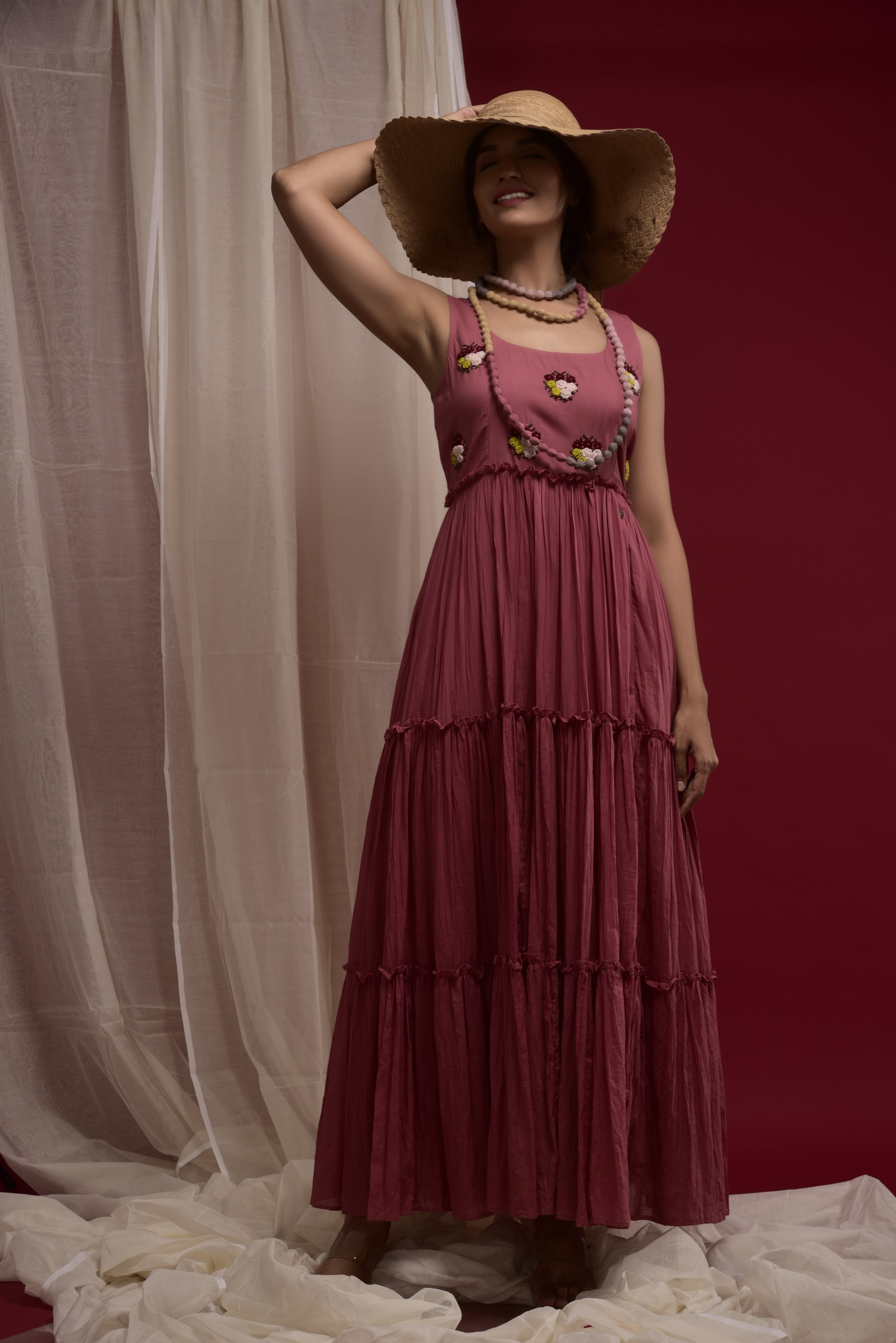 Sleeveless cotton dress with highlighted anchor thread embroidery