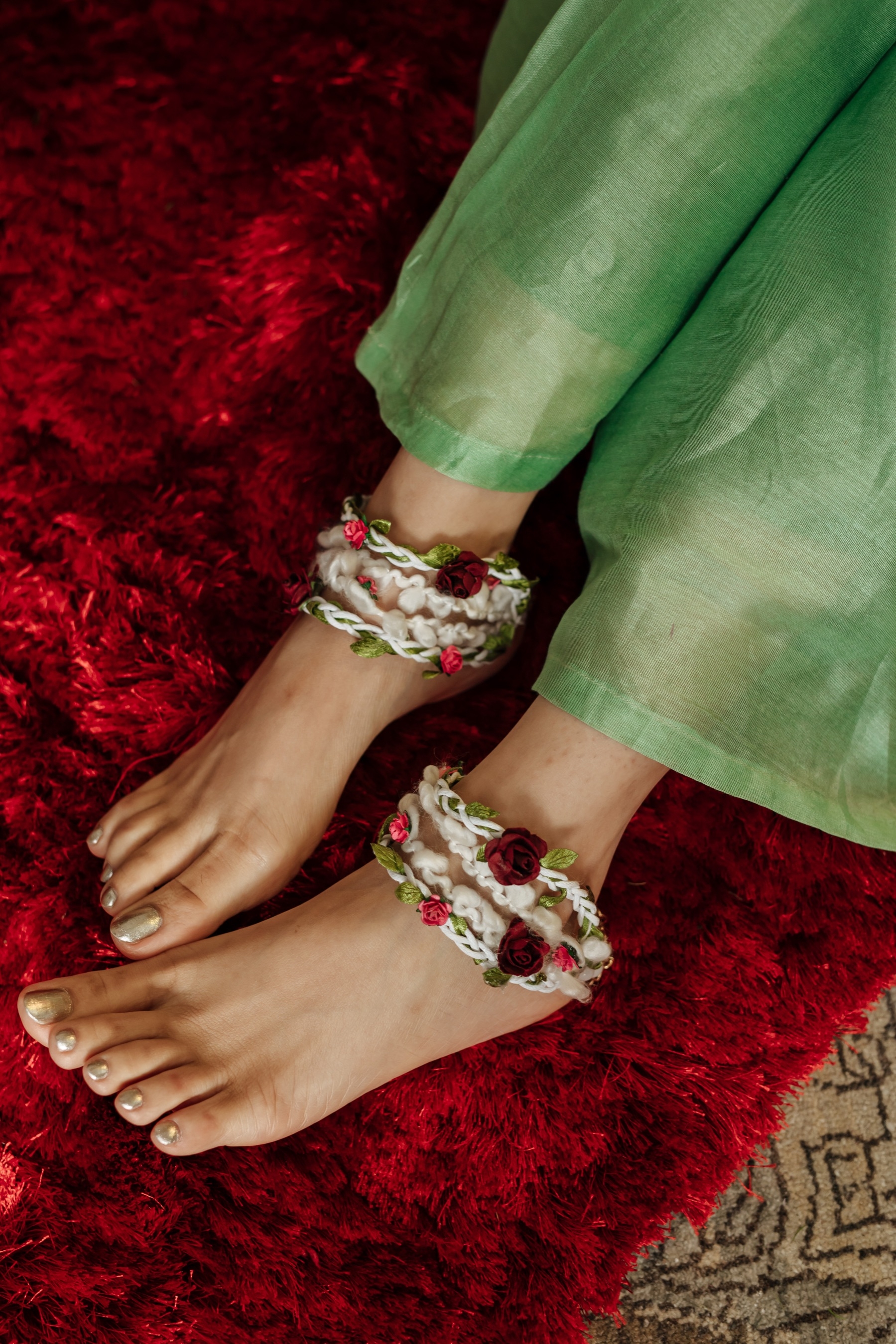 A pair of White & Maroon Floral anklet for Women