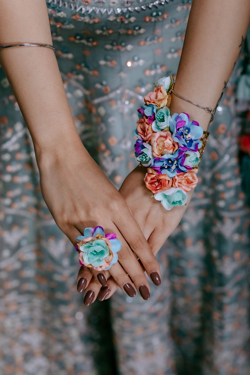 1 Floral corsage with 1 Ring